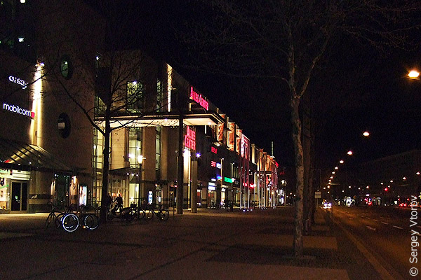 Allee-Center at night